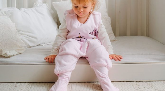 Biztonság mindenek felett: Miért hasznos a tipegő hálózsák és hogyan előzi meg a baleseteket?