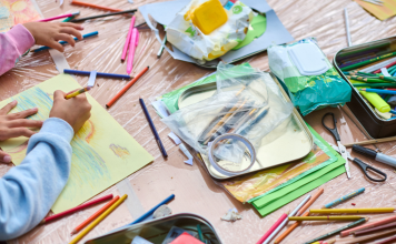 Kreatív sarok gyerekeknek – Hogyan teremtsünk helyet a rajzolásnak, barkácsolásnak és alkotásnak?