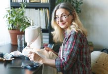 A hobbi-gazdaság felemelkedése varr egy nő