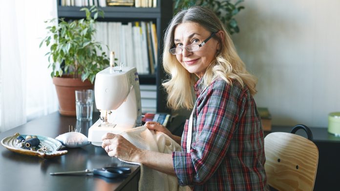 varr egy nő varr egy nő