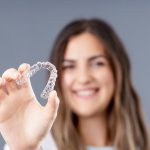 Fogszabályozás a közösségi média korában: ezért rajonganak az influenszerek is az Invisalign kezelésért!