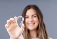 Fogszabályozás a közösségi média korában: ezért rajonganak az influenszerek is az Invisalign kezelésért!